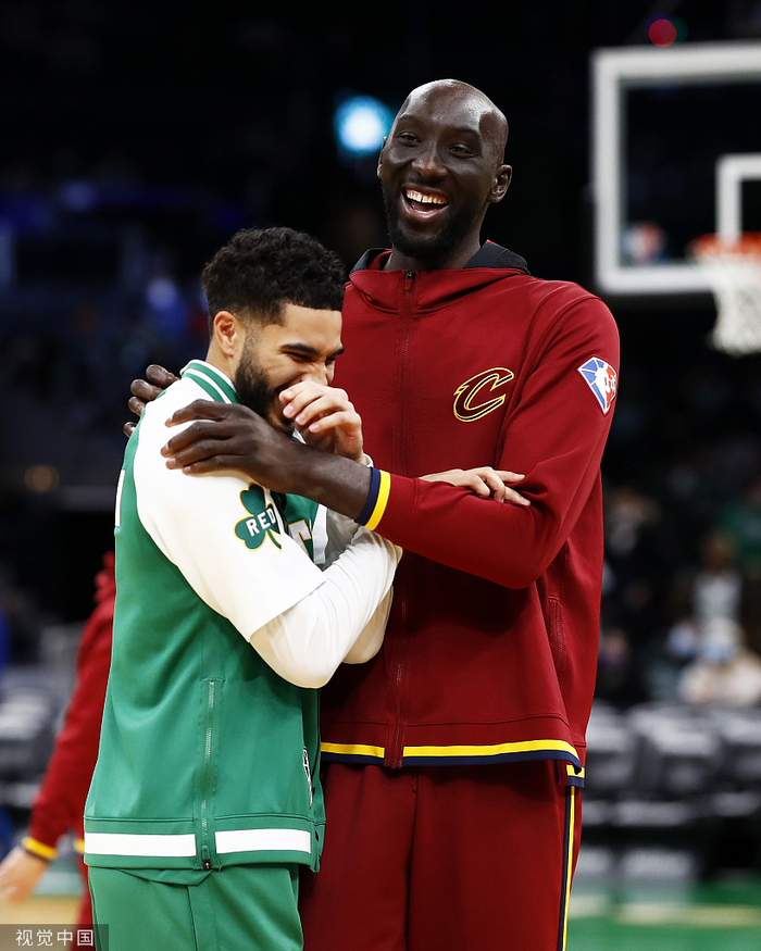 布拉加训练开放日；转会期回应争议引观众欢呼；NBA季后赛在即；赛程密集仍需轮换的简单介绍